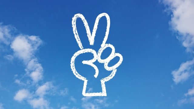 空に手書きのVサイン