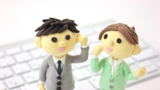 キーボードの前に立つ人