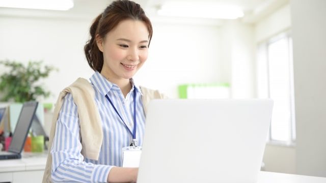 PC仕事女性