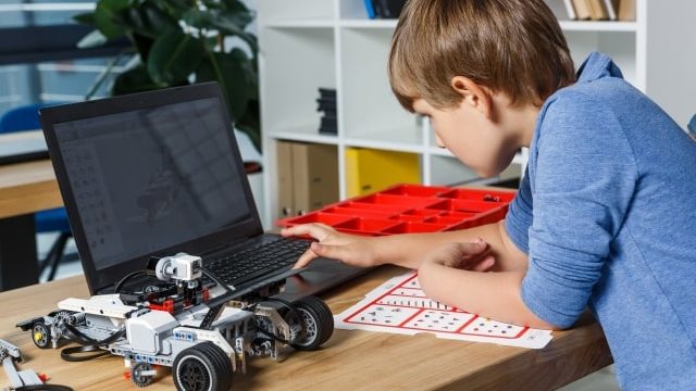 パソコンを操作している子供