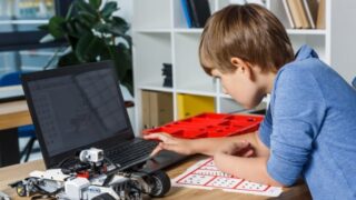 パソコンを操作している子供